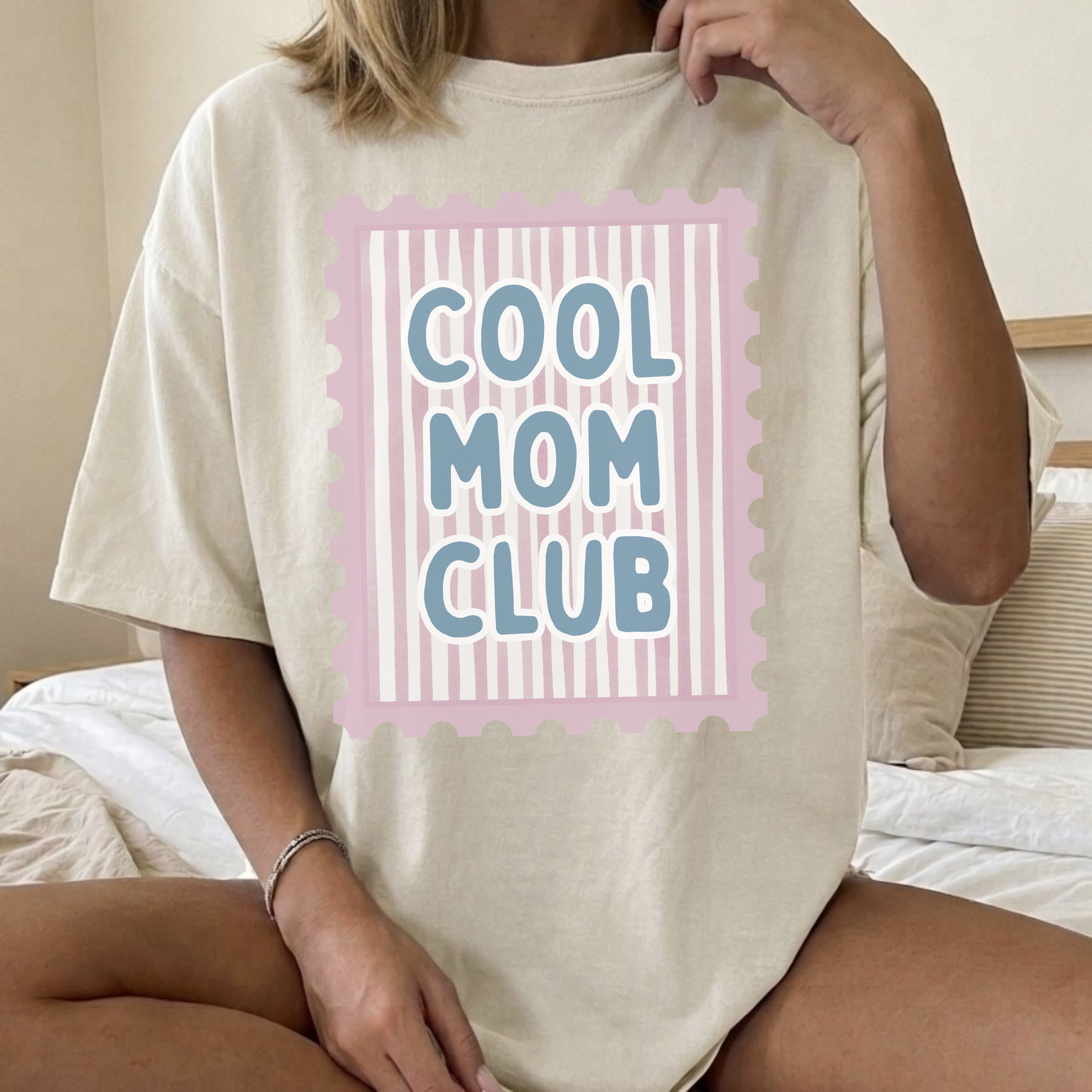 cool mom club stamp t-shirt